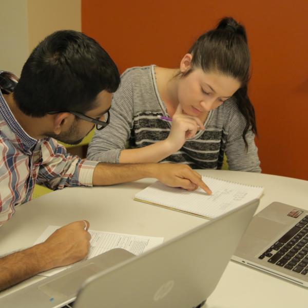 A student tutors another student at an ASAP open hours session