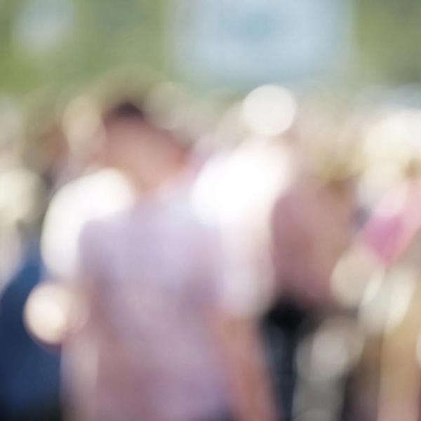 a blurry crowd of people