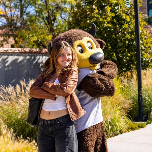 Chip the buffalo mascot poses with a new student on campus