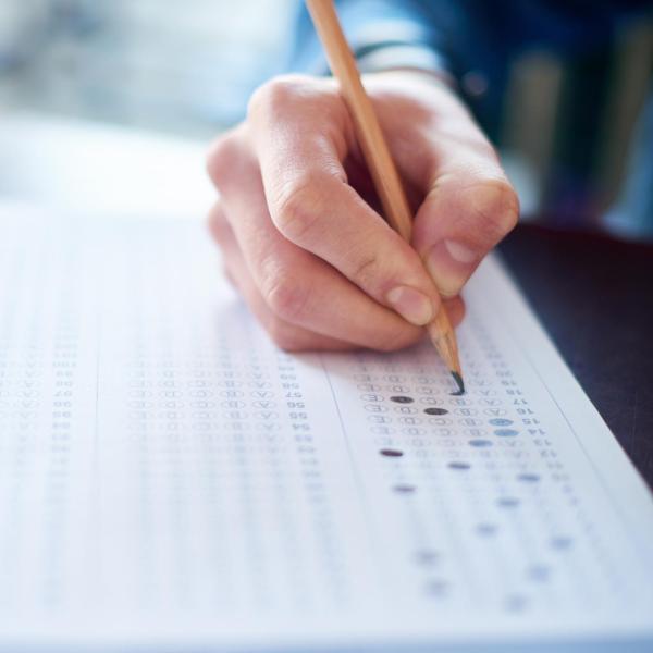 student filling a scantron test