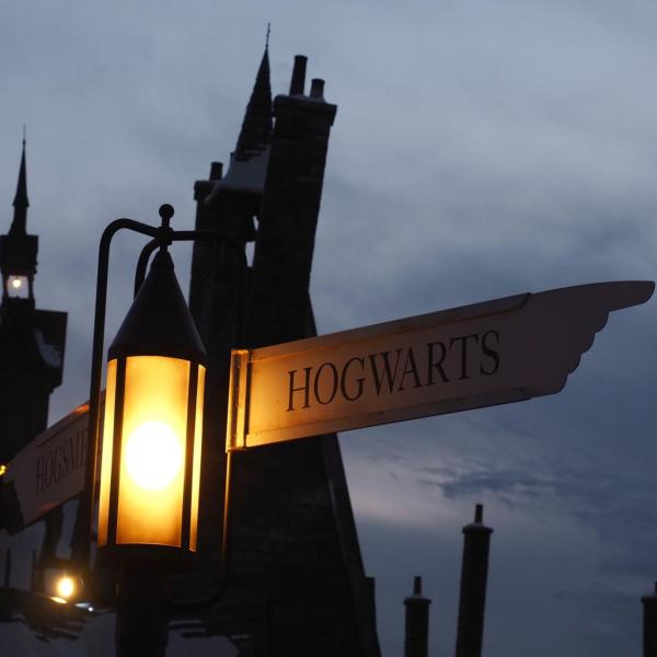 Street sign pointing to the fictional Hogwarts School of Witchcraft and Wizardry