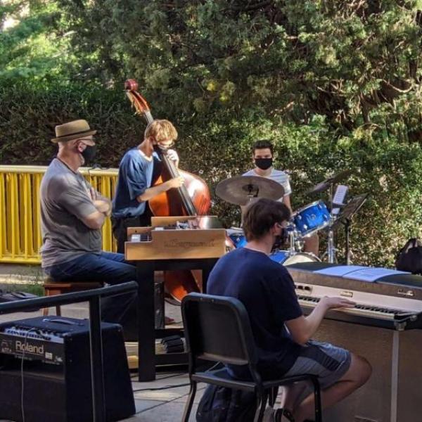 An outdoor CU Boulder jazz rehearsal
