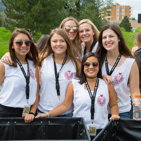 Sorority sisters volunteer during move-in
