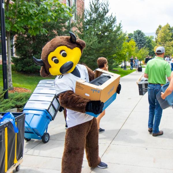 Chip the buffalo mascot helps students during move-in