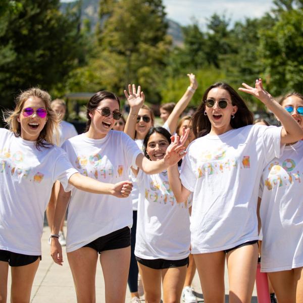 Sorority sisters volunteer during move-in