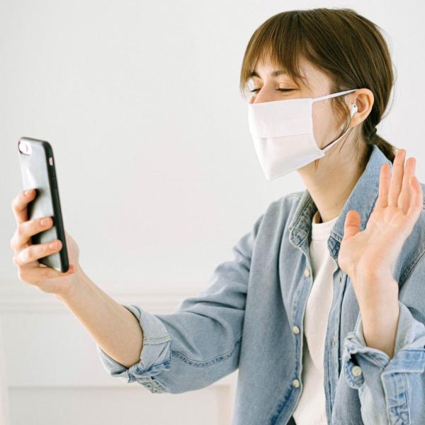 Person wearing a face mask