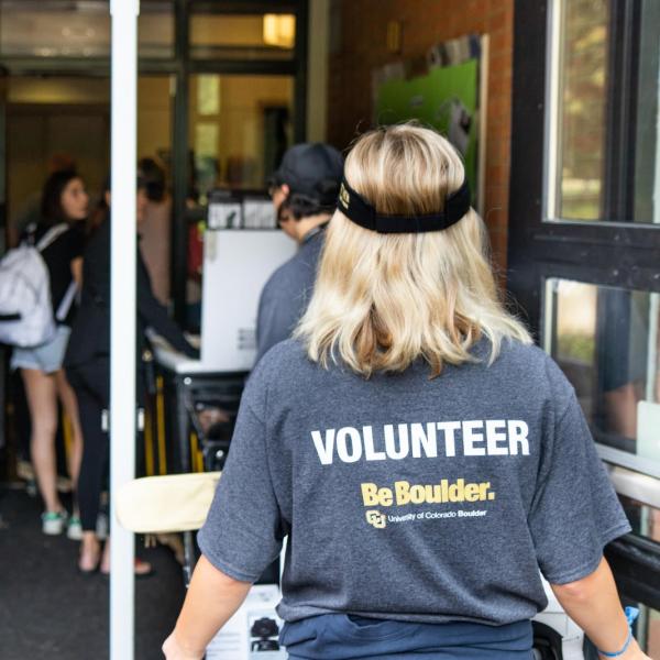Campus community members volunteer during move-in