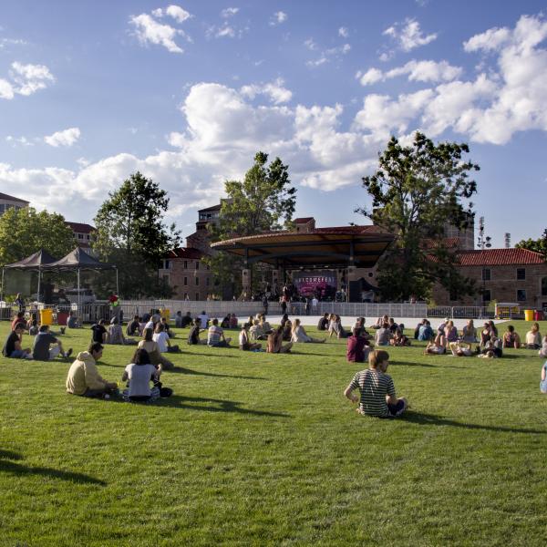 Students watch band at Farrand Field during Welcomefest 2016