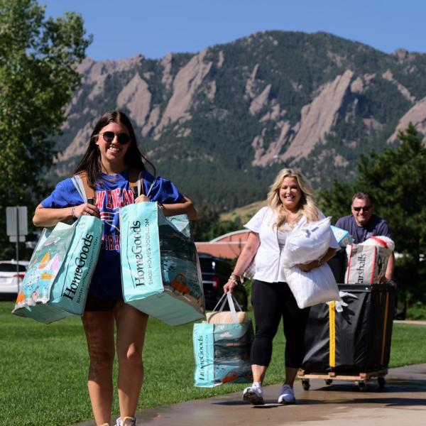 New students arrive on campus with the help of family and volunteers