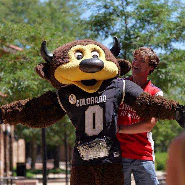 New students arrive on campus with the help of family and volunteers