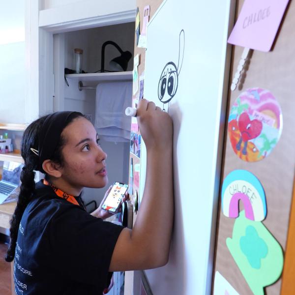 New students arrive on campus with the help of family and volunteers