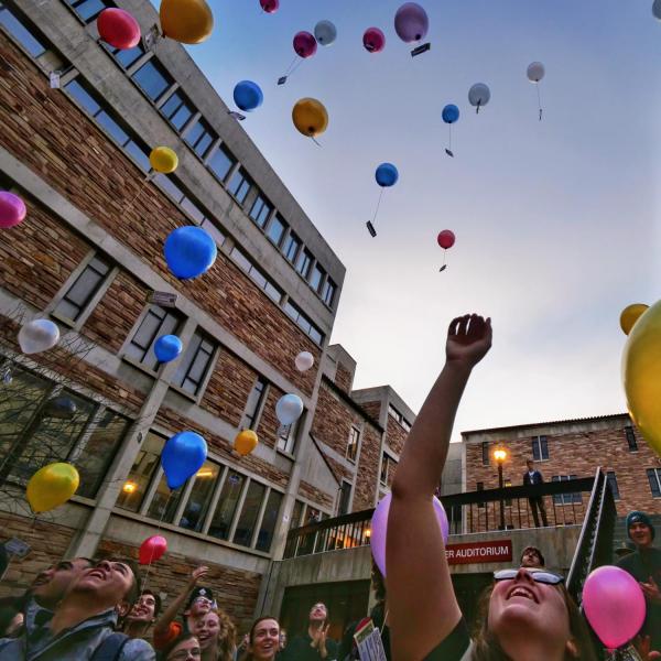 Pathways to Space class students release balloons at the end of their kickoff class outside of Meunzinger Auditorium. Photo by Glenn Asakawa.