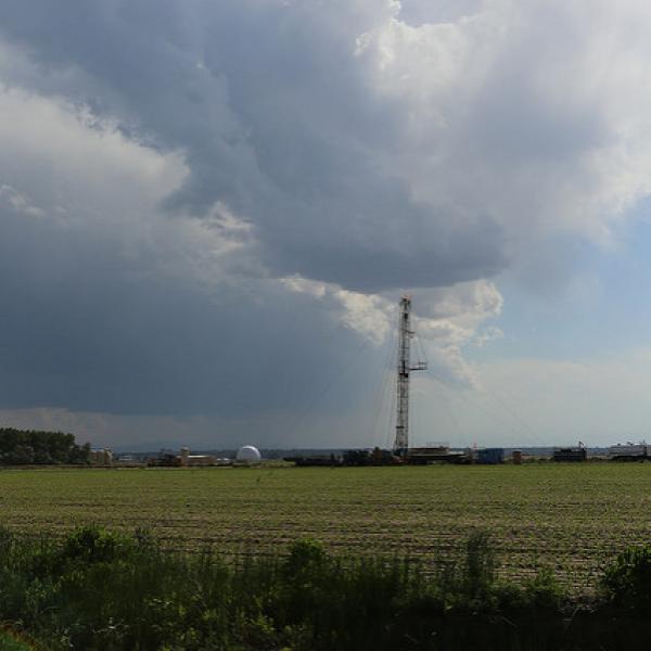 A drilling rig a few miles northeast of Greeley in Weld County, Colorado. 2014 photo by David Oonk/CIRES