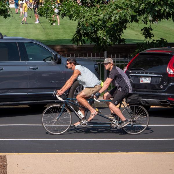 First-year students, parents, staff and volunteers welcome each other back to CU Boulder on Monday, Aug. 16, 2021. (Photo by Patrick Campbell/University of Colorado)