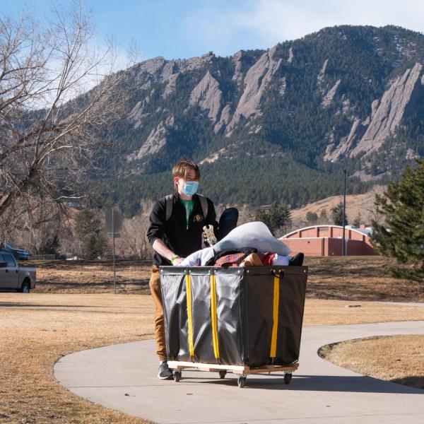 CU Boulder first year student Andy Alexander returns to his residence hall in the Kittredge complex on campus on Feb. 7, 2021. (Photo by Glenn Asakawa/University of Colorado)