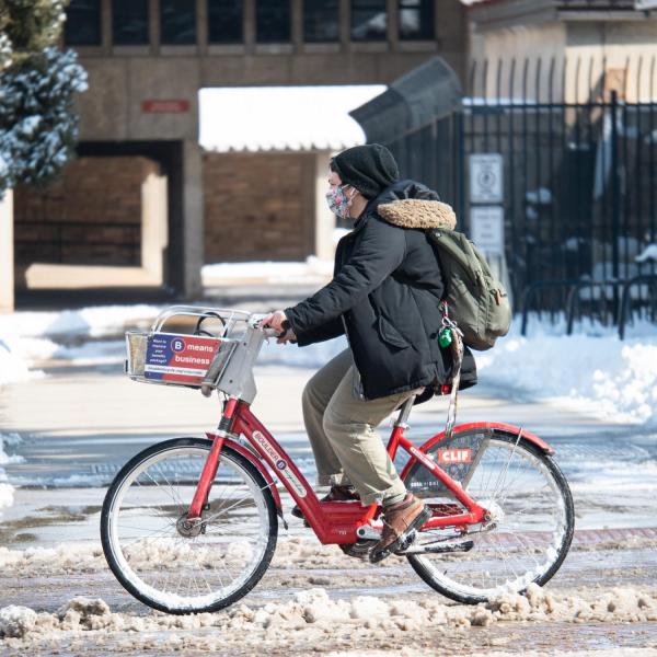 Students wear masks and stay safe during the first week of in-person instruction in the 2021 Spring semester. (Photo by Glenn Asakawa/University of Colorado)