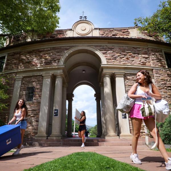 New students arrive on campus with the help of family and volunteers