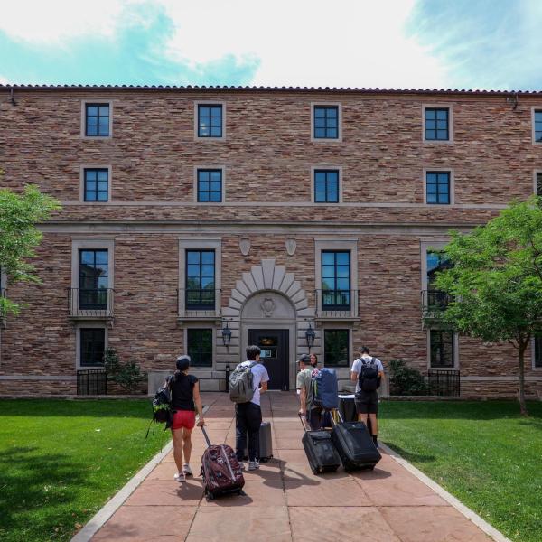 New students arrive on campus with the help of family and volunteers
