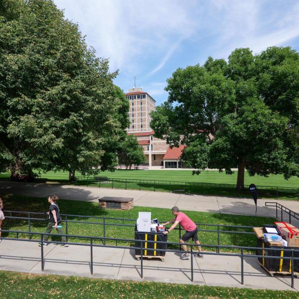New students arrive on campus with the help of family and volunteers