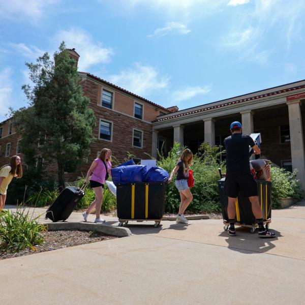 New students arrive on campus with the help of family and volunteers
