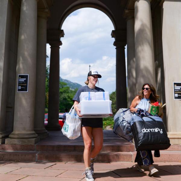 New students arrive on campus with the help of family and volunteers