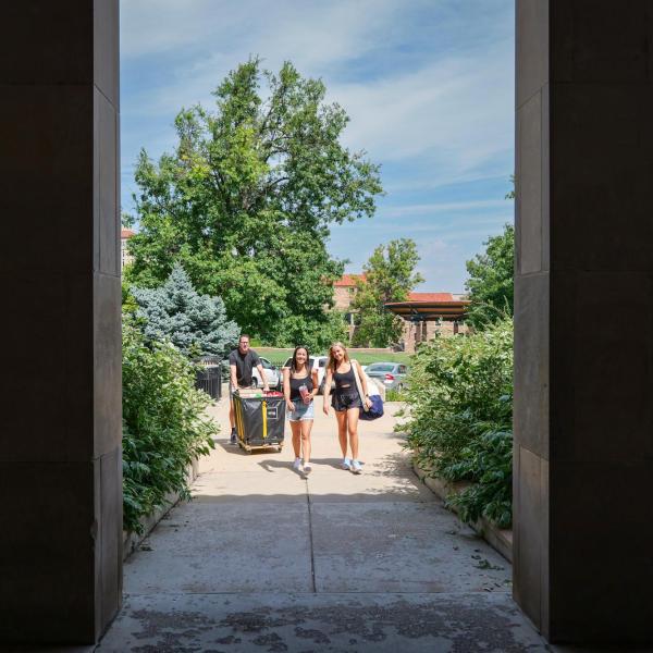 New students arrive on campus with the help of family and volunteers
