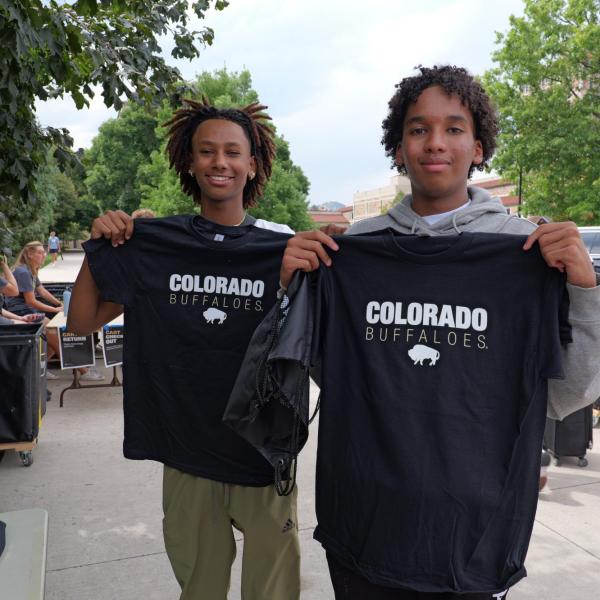 New students arrive on campus with the help of family and volunteers