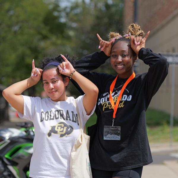 New students arrive on campus with the help of family and volunteers
