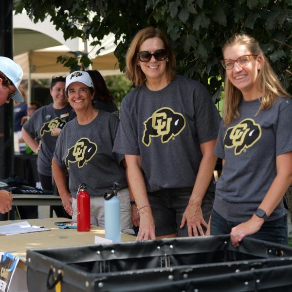 New students arrive on campus with the help of family and volunteers