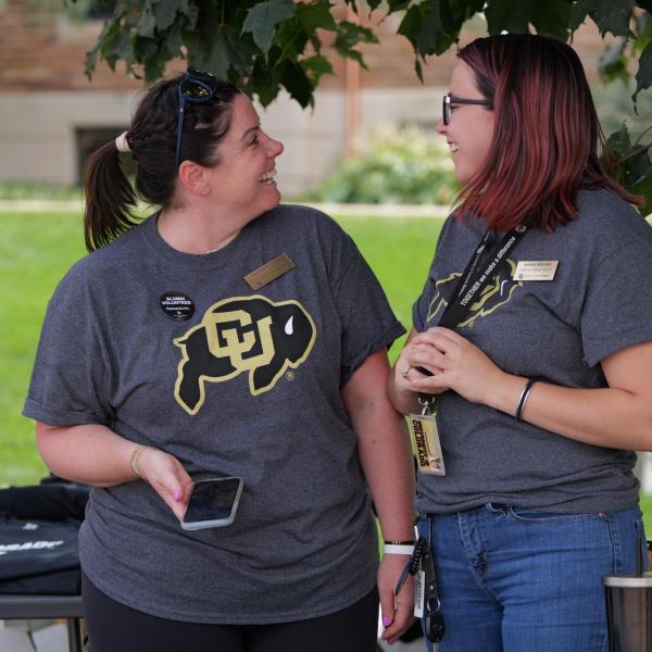 New students arrive on campus with the help of family and volunteers