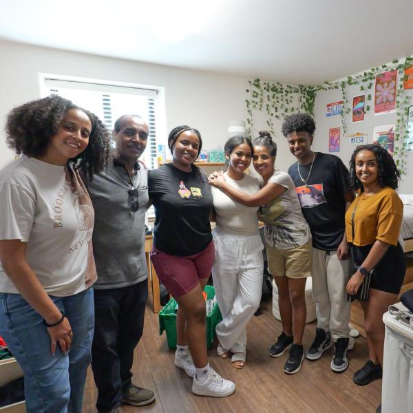 New students arrive on campus with the help of family and volunteers