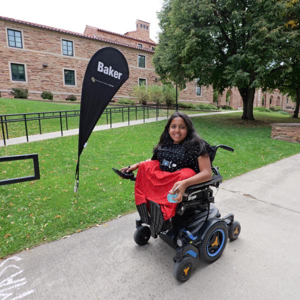 New students arrive on campus with the help of family and volunteers