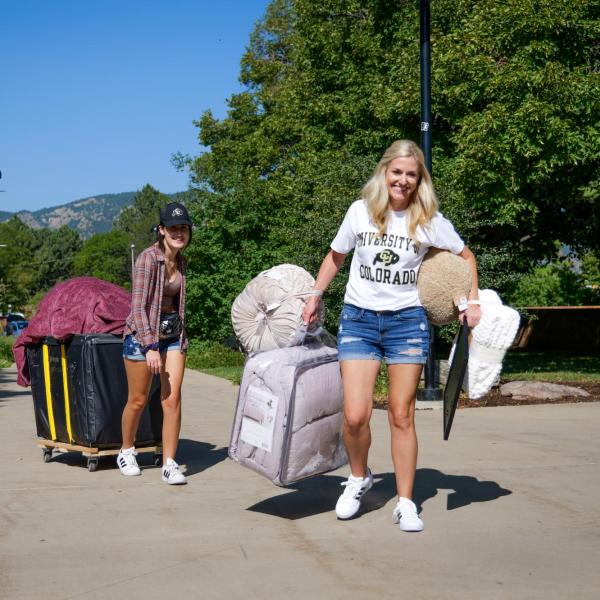 New students arrive on campus with the help of family and volunteers