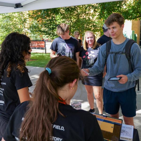 New students arrive on campus with the help of family and volunteers