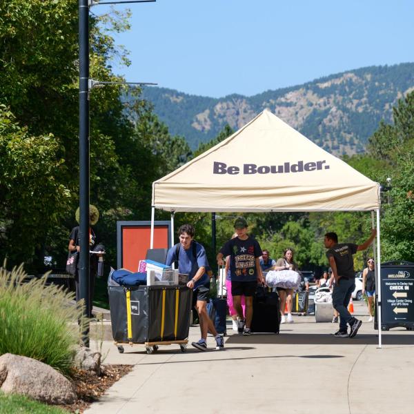 New students arrive on campus with the help of family and volunteers