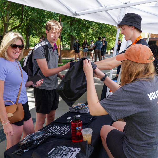 New students arrive on campus with the help of family and volunteers