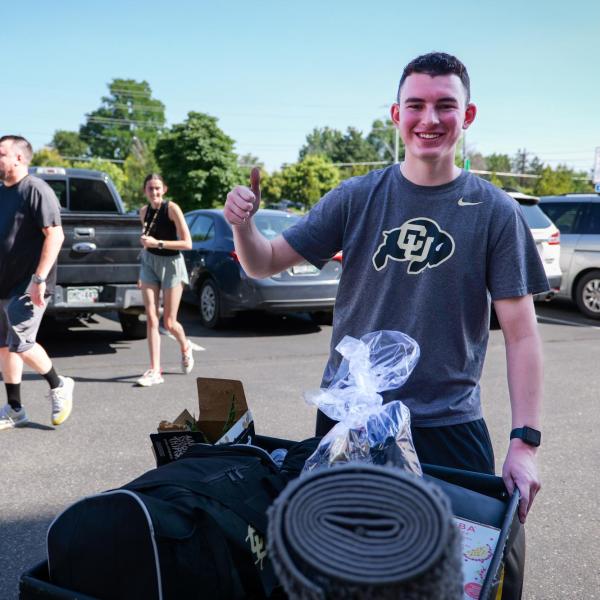 New students arrive on campus with the help of family and volunteers