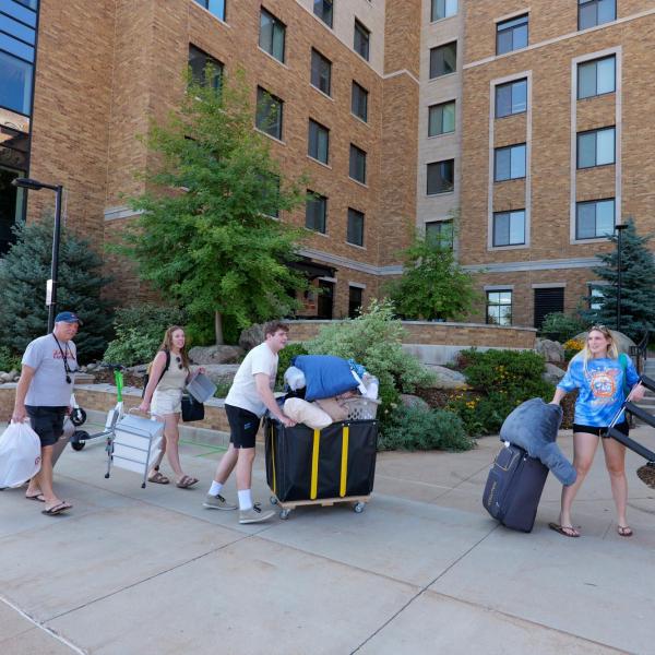 New students arrive on campus with the help of family and volunteers