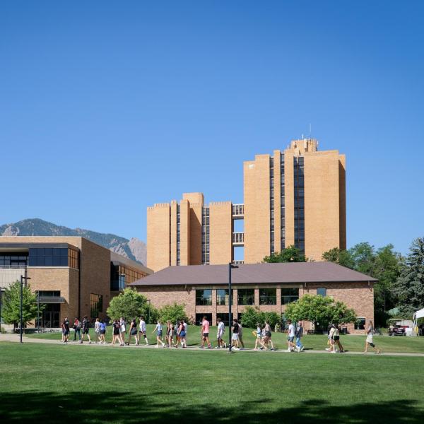 New students arrive on campus with the help of family and volunteers