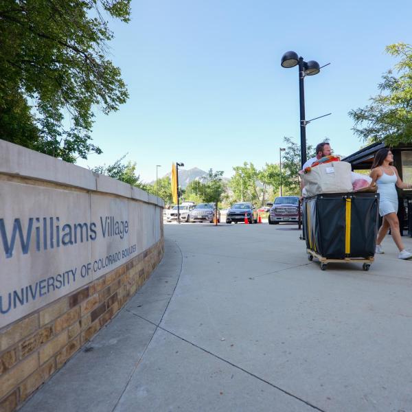 New students arrive on campus with the help of family and volunteers