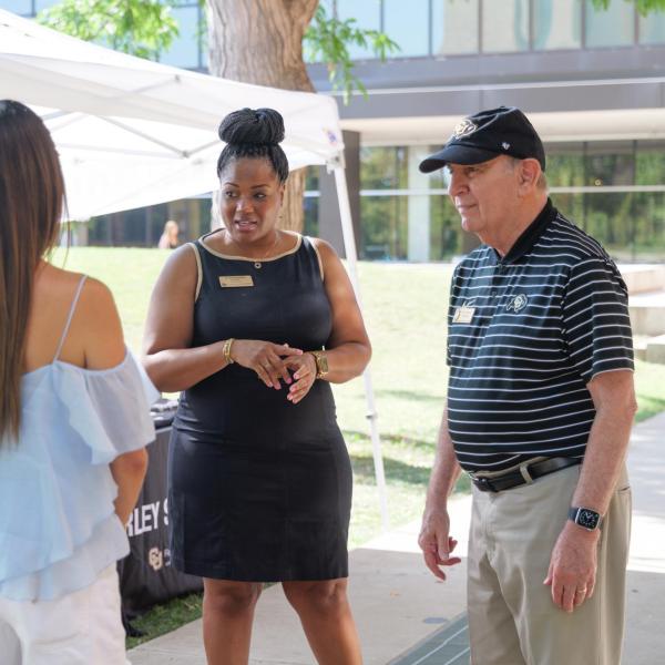 Chancellor Phil DiStefano and Vice Chancellor for Student Affairs D’Andra Mull greets parents and students during move-in