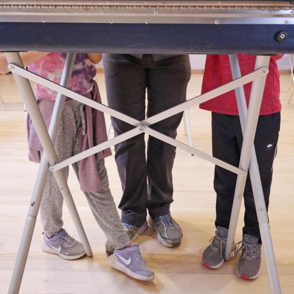 Boulderite Robert Gwizdala teaches democracy to his daughter, Magdalena, and son, Nico, both 7 years old, at CU Boulder’s University Memorial Center polling place. (Photo by Casey A. Cass/University of Colorado)