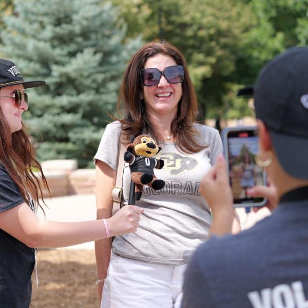 New students arrive on campus with the help of family and volunteers