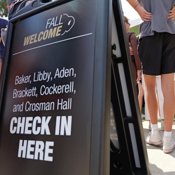 New students arrive on campus with the help of family and volunteers