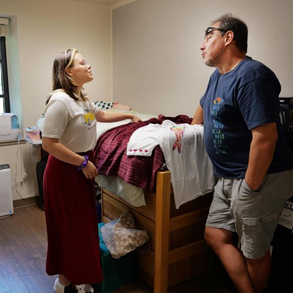 New students arrive on campus with the help of family and volunteers
