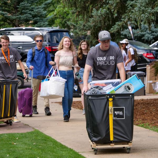 Students and parents move belongings into Willard Hall during the first day of move-in. (Photo by Patrick Campbell/University of Colorado)