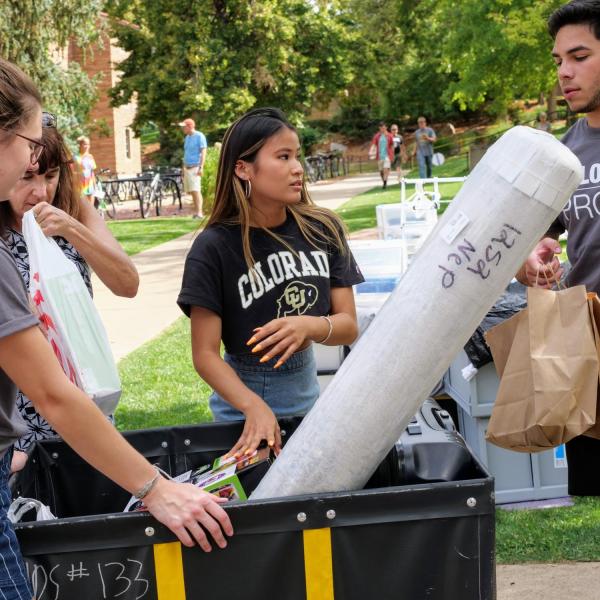 Students and parents move belongings into Willard Hall during the first day of move-in. (Photo by Patrick Campbell/University of Colorado)