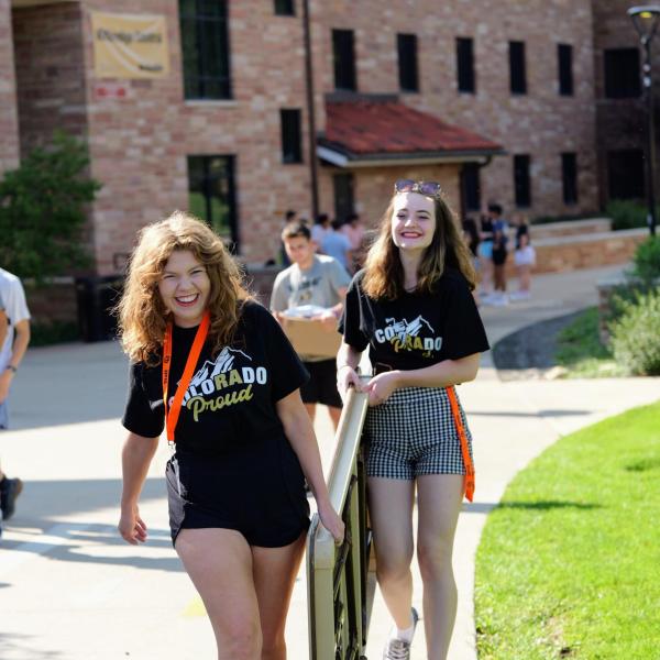 New students arrive on campus with the help of family and volunteers
