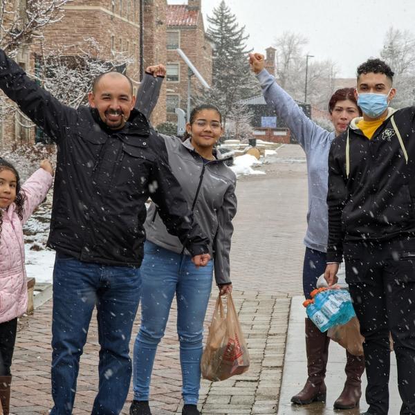 People visit campus during a light snowfall. (Photo by Glenn Asakawa.)
