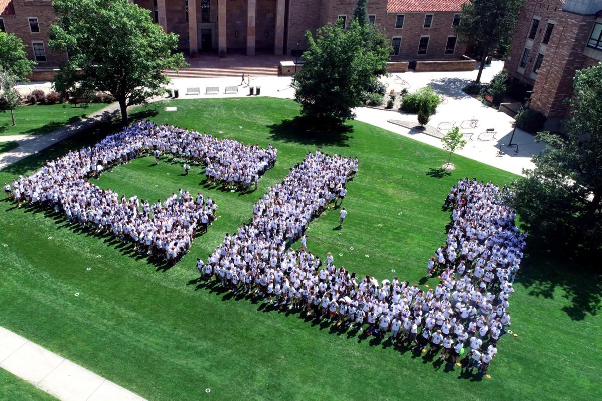 Engineering class forms CU on the Norlin Quadrangle. (Mason Marino/University of Colorado)